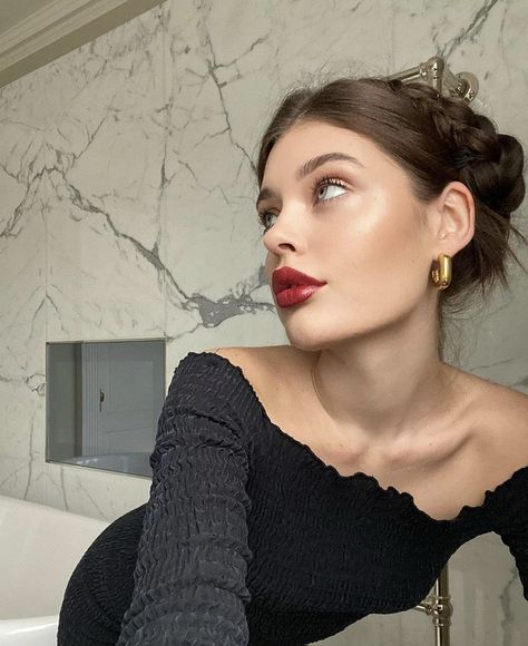 Red Lipstick, French Girl, Pretty Makeup, Aesthetic Makeup, Guys And Girls, Makeup Art, Makeup Inspo, Maquillaje De Ojos, Makeup Inspiration