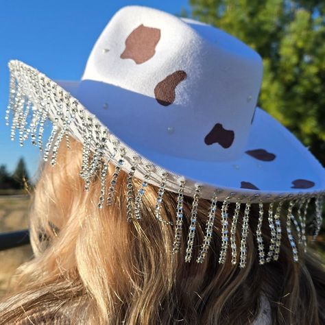 🤍 The Pearl Cowgirl 🤍  #cowgirl #cowgirlhats #bookwormcowgirl Cowgirl Hat Diy, Cowgirl Hat Aesthetic, Hat Diy, Hat Aesthetic, Diy Pictures, Cowgirl Hat, Diy Hat, Diy Picture, Cowgirl Hats