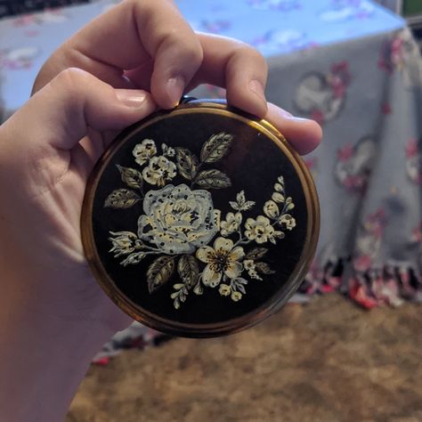 Vintage Compact Mirror Pretty Compact Mirror, Vintage Makeup Mirror, Vintage Compact Mirror Aesthetic, Vintage Mirror Compact, Mini Mirror Aesthetic, Vintage Pocket Mirror, Pocket Mirror Aesthetic, Compact Mirror Aesthetic, Cute Compact Mirror