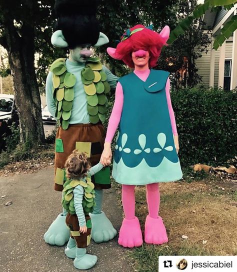 The Best Celebrity Halloween Costumes - Justin Timberlake, Jessica Biel, and Silas from InStyle.com Branch Costume, Funny Couple Costumes, Family Dress, Troll Costume, Best Celebrity Halloween Costumes, Halloween Costumes 2016, Trolls Birthday Party, Troll Party, Celebrity Halloween Costumes