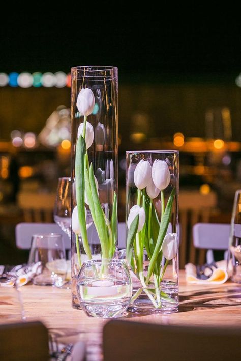 Tulip Centerpieces Wedding, Water Centerpieces, Tulip Centerpiece, Orchids In Water, Wedding Flowers Tulips, Tulip Wedding, Indoor Wedding Receptions, Wedding Sweets, Creative Flower Arrangements