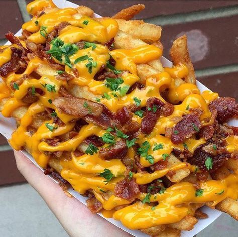 ♛♔♚♕ Cheesy Fries, Nyc Food, Latin Food, Food Goals, Food Obsession, Pretty Food, Food Cravings, I Love Food, Diy Food Recipes