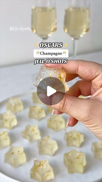 Cocktails (21+ to follow) on Instagram: "Get ready for the Academy Awards with these Oscars Champagne Jell-O Shots!✨🥂 They’ll be the star of the show!🌟 #oscarschampagnejelloshots #oscars #champagne #jello #shots #jelloshots #bubbly #academyawards #boozy #glitter #vodkaIngredients:
-1 cup champagne
-1/3 cup sugar
-2 tablespoons sugar
-2 packages gelatin
-1/2 cup vodka
-1/2 cup champagne
-edible glitter" Shot Glass Appetizers, Champagne Jello, Champagne Jello Shots, Edible Cocktails, Gelatin Art, Jell O Shots, Jelly Shots, Party Hardy, Cocktail And Mocktail