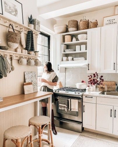 Coffee Nook Ideas Small Spaces, Kitchen Open Shelves, Breakfast Nook Table, Galley Kitchen Design, Nyc Interior Design, Rental Kitchen, Kitchen Decor Apartment, Open Kitchen Shelves, Small Space Kitchen