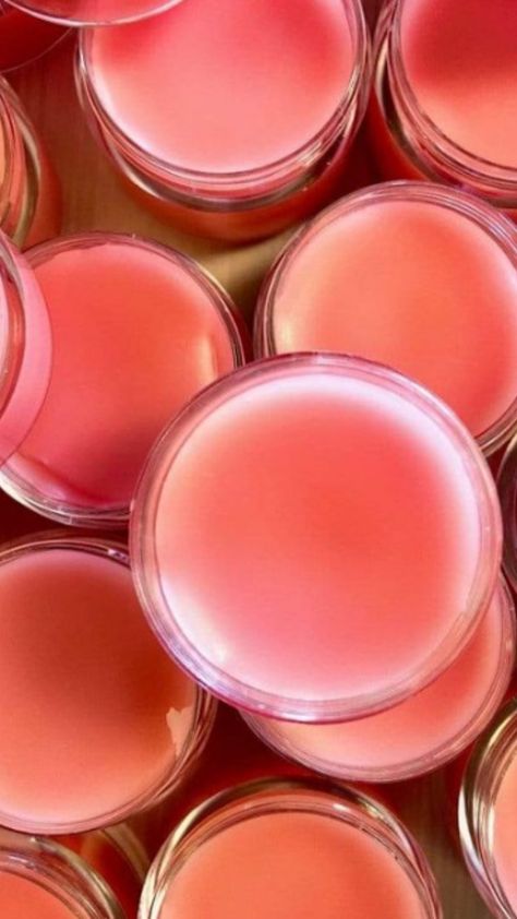 Natural Pink lips : Make these DIY lip balms to get pink lips naturally Lip Balm For Pink Lips, For Pink Lips, Get Pink Lips, Natural Pink Lips, How To Make Pink, Pink Lip Balm, Shea Butter Lip Balm, Strawberry Lip Balm, Rose Lip Balm