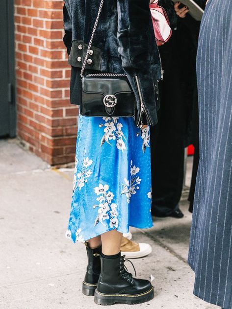 Fall Boot Trend, Street Style Skirt, Street Style Blog, Trendy Skirts, Transition Outfits, Collage Vintage, Trending Boots, Looks Street Style, Midi Skirts