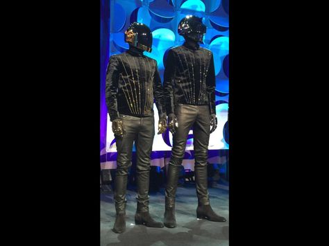 Daft Punk new look Daf Punk, Thomas Bangalter, Punk Outfit, Punk Baby, Arte Punk, Daft Punk, Iconic Characters, Electronic Music, Christmas Cats