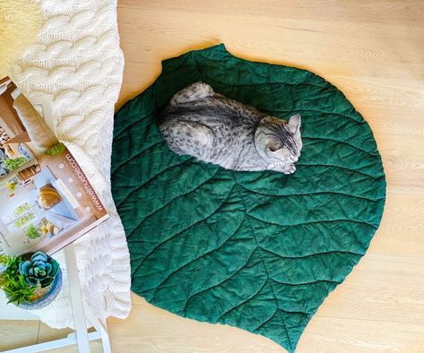 Check out this maxi leaf mat free sewing tutorial. This leaf shape mat can be used as room decor, maybe your pet will also appreciate it. Newborn Play, Baby Rug, Kids Mat, Diy Leaves, Leaf Silhouette, Presents For Boys, Baby Rugs, Rainbow Wall Hanging, Baby Mat