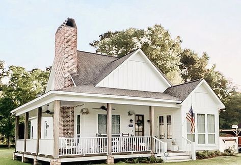 White Cottage House, Small Farmhouse Plans, White Farmhouse Exterior, Casas Country, House With Land, Dream Life House, Small Farmhouse, Old Cottage, Farmhouse House