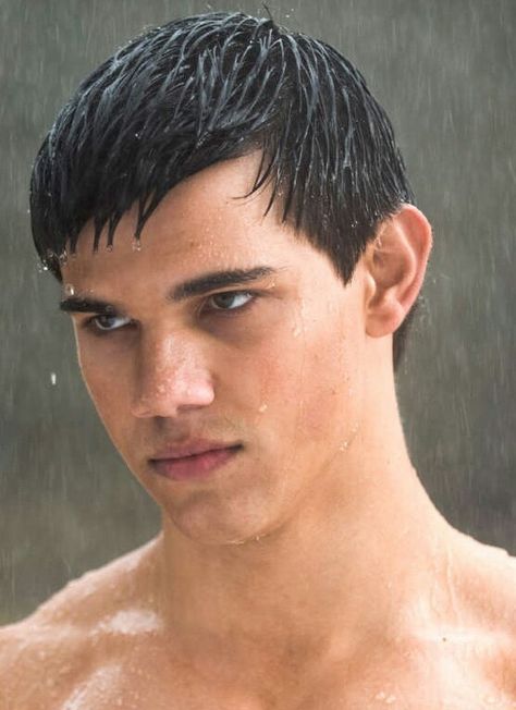 Taylor Lautner looks like channing tatum when he has wet hair Taylor Lautner Shirtless, Jacob Black Twilight, Twilight Jacob, Twilight Wolf, Twilight Saga New Moon, Team Jacob, Beau Film, Twilight Cast, Twilight New Moon