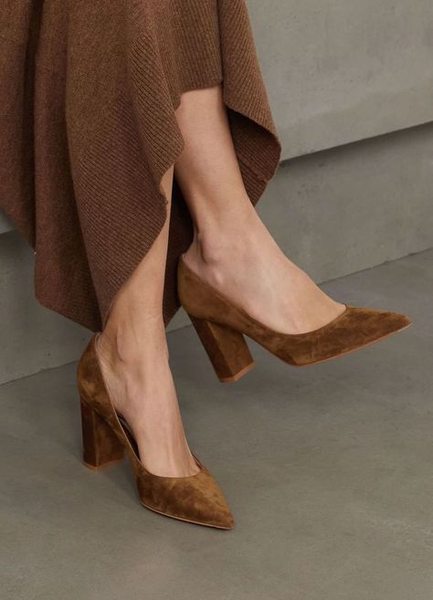 Design Moda, Dark Autumn, Rossi Shoes, Classy Shoes, Brown Shoes, Pretty Shoes, Shoe Obsession, New Classic, Suede Pumps