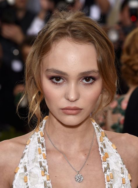 Lily Rose Depp Hairstyles, Glamour Uk, Vanessa Paradis, Celebrity Hair, Popsugar Beauty, Athletic Hairstyles, Lily Rose Depp, Lily Rose, Jeans Outfit