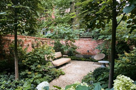 A timeless courtyard retreat Cobblestone Courtyard, European Courtyard, Courtyard Garden Ideas, Enclosed Courtyard, Walled Courtyard Garden, House Courtyard, Urban Courtyards, Interior Courtyard, Courtyard Ideas