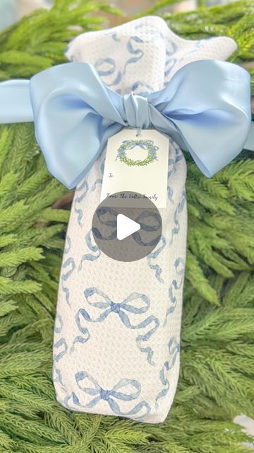 How To Tie A Tea Towel Around A Wine Bottle, Towel And Soap Gift, Tea Towel Wine Bottle Wrap, How To Wrap Towels As A Gift, Wine Bottle Gift Wrapping, Wrapping Bottles, Gift Wrapping Ideas Creative, Wine Wrapping, Wine Bottles Gift Wrap