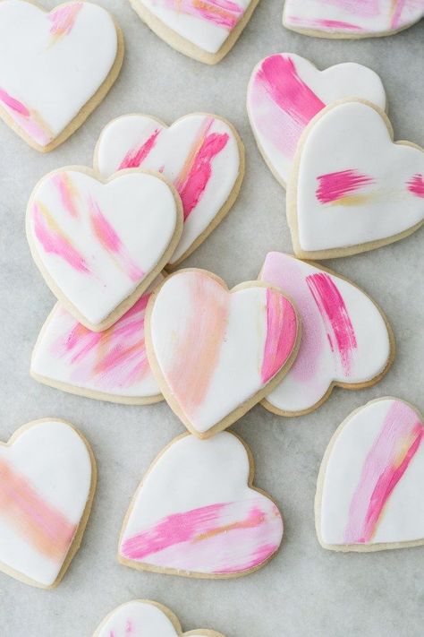 Brushstroke Cake, Frosted Sugar Cookies, Watercolor Cookies, Simple Snacks, Heart Sugar Cookie, Desserts Cookies, Desserts Snacks, Iced Sugar Cookies, Cookie Bouquet