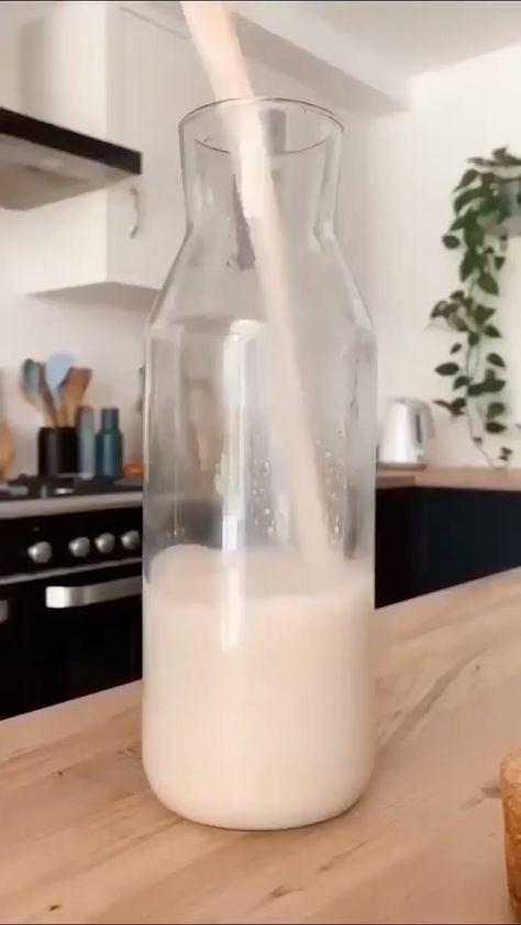 holistictipsters on Instagram: Drop ❤ if this is useful How to make 'oatly style' oat milk from home (gluten free!) 🥛 - 1 cup gluten free rolled oats - 1 cup water (for… Coffee Almond Milk, Oats Milk, Oat Milk Recipe, Almond Milk Coffee, How To Make Oats, Vegan Diet Plan, Healthy Milk, Vegan Recipes Plant Based, Homemade Almond Milk