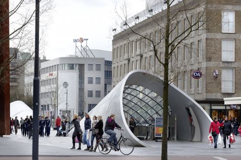 Admirant e 18 September Plein / Massimiliano & Doriana Fuksas Complex Architecture, Cool Sheds, Train Station Architecture, Building Development, Building Entrance, Glass Structure, Landscape Elements, U Bahn, Entrance Design