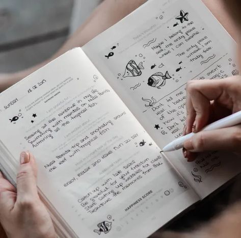 ¿Cómo empezar a escribir un diario? - Narrativas y otras lunas Christmas Origami, Writing Exercises, Dream Journal, Evernote, Free Ebooks Download, Book Of Shadows, Cool Websites, Note Taking, Journal Prompts