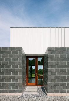 Gallery of Catskills House / J_spy Architecture and Design - 6 Besser Block House Exterior, Concrete Brick House, Cinderblock House, Cinder Block House, Concrete Block House, Block House, Concrete Block Walls, Cinder Block Walls, Clad Home