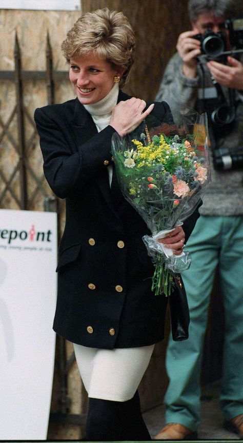 Princess Diana Fashion, Princess Diana Photos, Princess Diana Pictures, Princes Diana, Diana Fashion, Elisabeth Ii, Lady Diana Spencer, Holding Flowers, Diana Spencer