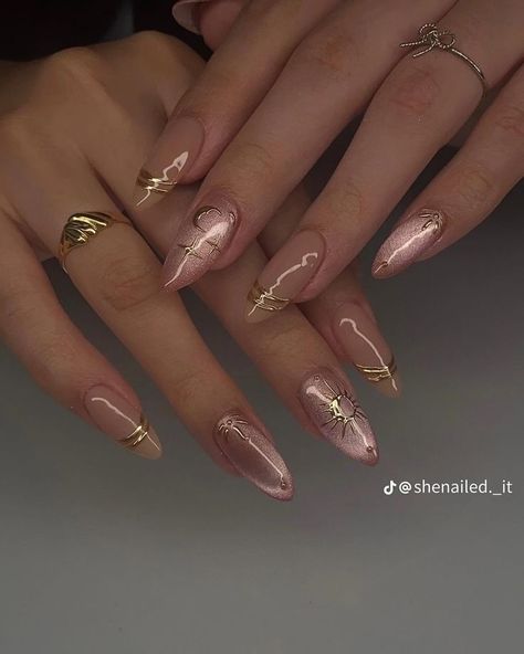 New Year Gold Nails, Gel X Nails Gold, Almond Nails Designs Elegant, Gold Chrome Flower Nails, Simple Nature Nails, Funky Wedding Nails, Gold Chrome Christmas Nails, Gold And Red Nails Acrylic, Fashion Nails Classy