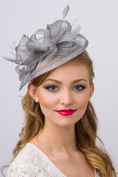 Wedding Guest Updo, Wedding Guest Fascinators, Grey Fascinator, Fascinator Hats Diy, Wedding Guest Accessories, Fascinator Hairstyles, Mode Turban, Wedding Guest Hairstyles, Ladies Hats