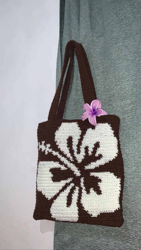 pattern by: Kiwi Creates Shop on yt 🌺 Hibiscus Crochet, Bag Crochet Pattern, Crochet Inspo, Bag Crochet, Kiwi, Hibiscus, Crochet Pattern, Gifts For Friends, Crochet Patterns