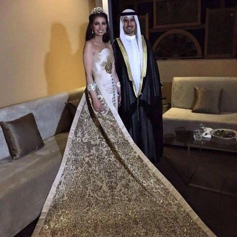 Arab Wedding Dress, Arabian Wedding, Wedding Dresses Near Me, Arab Wedding, Wedding Outfit Men, Royal Wedding Dress, Wedding Dress Men, Wedding Dress Pictures, Online Wedding Dress