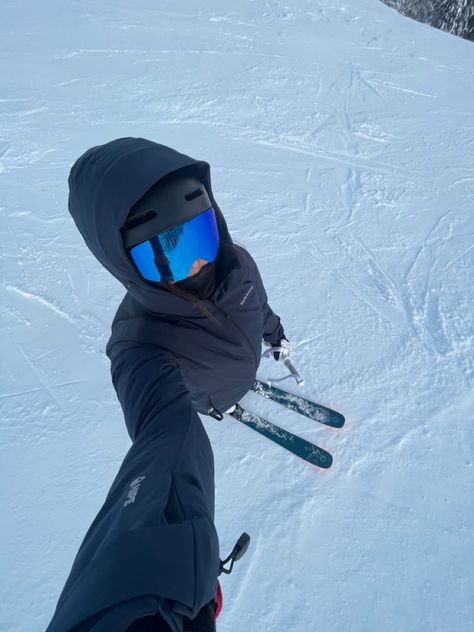 Winter Outfits Skiing, Slalom Outfit, Ski Goggles Outfit, Ski Poses Photo Ideas, Skier Outfit, Skiing Instagram Pictures, Skiing Fits, Skiing Pictures, Photo Ski