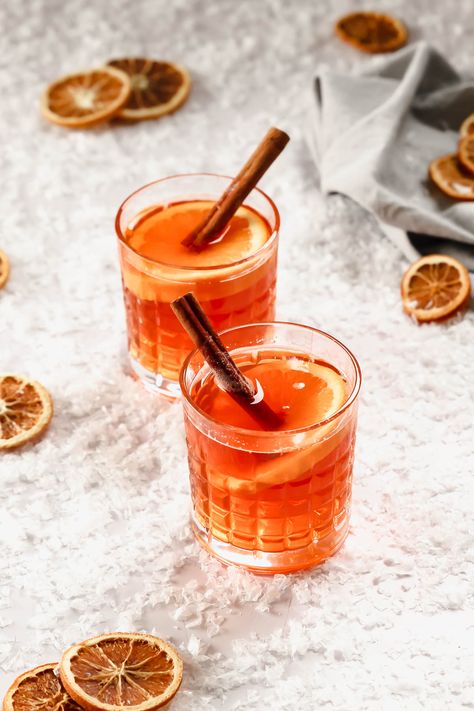 Love Aperol spritz? Then this spiced hot Aperol will be your go-to during the holiday season. Serve with an orange slice and cinnamon stick for the ultimate Christmas flavour. Aperol Cocktail Recipes, Hot Aperol, Aperol Drinks, Blood Orange Vodka, Pomegranate Mimosa, Lemon Drop Shots, Ginger Fizz, Flavor Drops, Orange Vodka