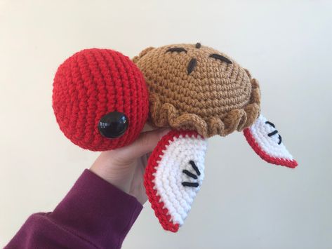 This MADE TO ORDER apple pie turtle is a cute addition to your work office or craft room etc.  Made to order process takes 2-4 days to make and ship out. Your patience is extremely appreciated! Food Turtle Crochet, Crochet Food Animals, Art Au Crochet, Crochet Apple, Turtle Crochet, Crochet Plushies, Crochet Tutorial Pattern, Fall Crochet Patterns, Easy Crochet Animals