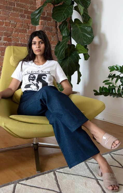 Tasnim Ahmed for Lisa Says Gah White Graphic Tee Outfit, Cropped Shirt Outfit, Graphic T Shirt Outfit, Beige Mules, Eclectic Outfits, Jeans Beige, Cropped Wide Leg Jeans, Fashion Goals, Beach Fashion