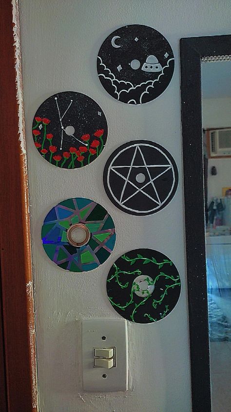 Cd Painting Ideas, Galaxy Painting Acrylic, Vinyl Record Art Ideas, Cd Idea, Painted Records, Cd Wall Art, Vinyl Art Paint, Cd Wall, Record Painting