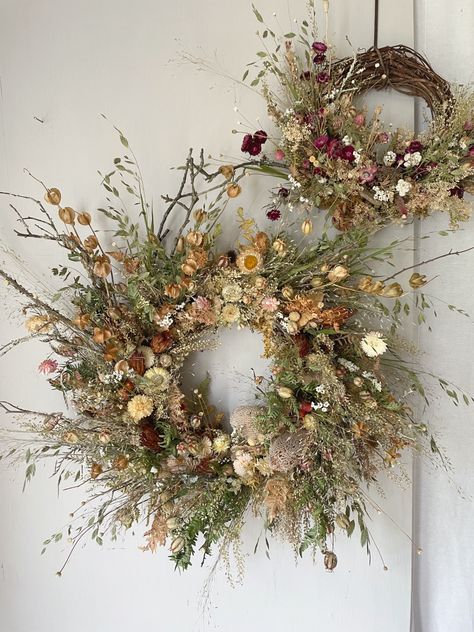 Designed by @valeriecanaledesigns Wreaths Indoor, Indoor Halloween Decor Ideas, Dried Wreaths, Neutral Halloween Decor, Dried Floral Wreath, Indoor Halloween Decor, Neutral Halloween, Fall Yard Decor, Dried Floral Wreaths