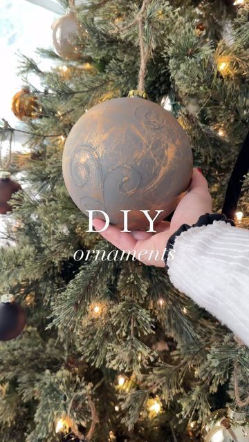 Neutral Ornaments, Diy Ornaments Christmas, Easy Diy Ornaments, Diy Tree Ornaments, Christmas Ball Ornaments Diy, Old Ornaments, Diy Christmas Ball, Diy Tree Decor, Large Christmas Ornaments