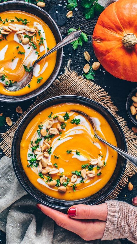 Easy Pumpkin Soup, Pumpkin Soup Easy, Sweet Potato Carrot Soup, Healthy Food Photography, Creamy Pumpkin Soup, Soup Easy, Soup Vegan, Vegan Soup Recipes, Vegan Meal Prep