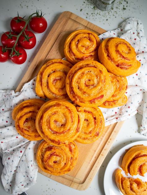 Pizzasnegle (Pizza Snails) Pizza Swirls, Crispy Cheese, Pizza Flavors, Scandinavian Food, Amazing Appetizers, Pizza Toppings, Instant Yeast, Best Appetizers, Dry Yeast