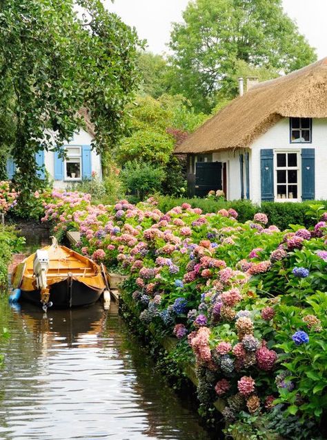 The tiny town of Giethoorn, Holland—the "Venice of the Netherlands" Romantic Gardens, Places Photography, Stunning Architecture, Beautiful Cottages, Netherlands Travel, Romantic City, Thatched Roof, Magical Places, Pretty Places