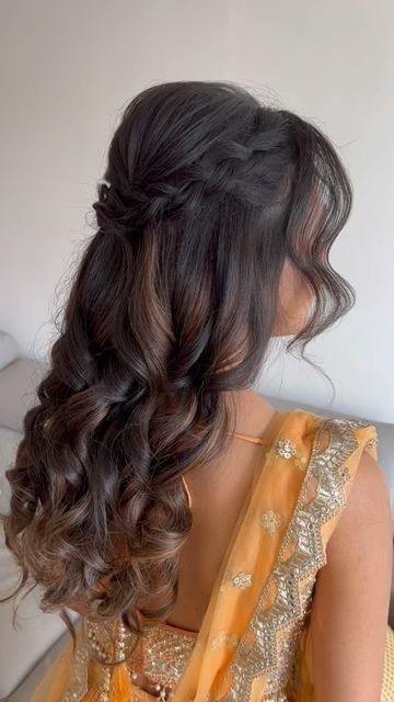 Engagement Hairstyle, Long Hair Bridal, Desi Hair, Engagement Hair, Mehndi Hairstyles, Curled Hairstyles For Medium Hair, Unique Wedding Hairstyles, Hair Style On Saree, Hair Wedding Styles