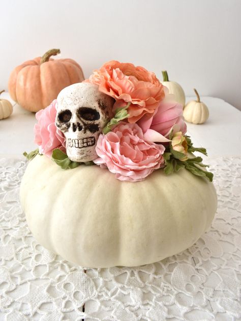 A pumpkin centerpiece is so pretty for fall and Halloween! Pumpkin Centerpieces Diy, Spooky Diy Halloween Decor, Décoration Table Halloween, Dinner Party Centerpieces, Halloween Table Centerpieces, Pumpkin Diy, Table Halloween, Halloween Decor Diy, Table Centerpieces Diy