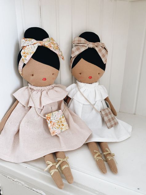 sewing toys patterns Cute Doll Clothes, Top Knot Hair, Classic Linen Dress, Pocket Doll, Smocked Baby Dresses, Knot Hair, Cloth Dolls Handmade, Elf Doll, Cute Headbands