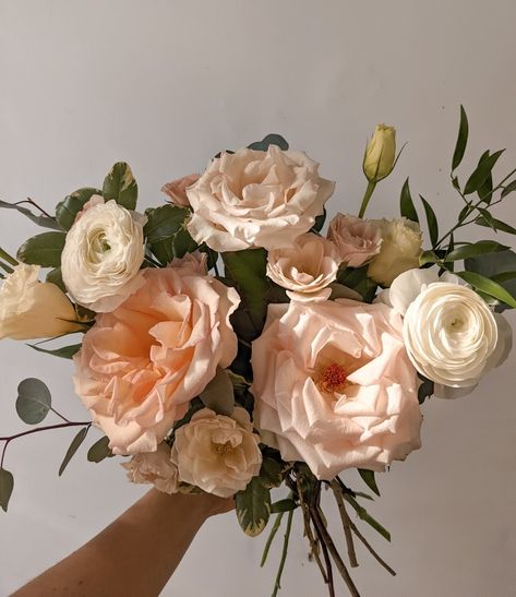 Peach Peony Wedding Bouquet, Tan Roses Bouquet, Cream And Peach Wedding Flowers, Peaches And Cream Flowers, Peach Peonies Bouquet, Peach And White Flowers, Tan And Peach Wedding, Mixed Roses Bouquet, Peaches And Cream Wedding Theme