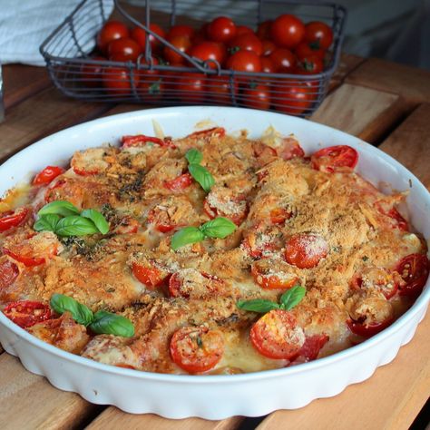 This tasty summer side dish features fresh, ripe tomato slices baked with shredded cheddar cheese until softened and cheese is bubbly. Tomato Casserole Recipes, Tomato Sides, Vegetable Meal, Summer Casseroles, Tomato Casserole, Bacon Casserole, Vegetable Frittata, Tomato Dishes, Fresh Tomato Recipes