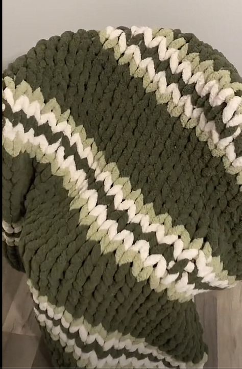 Green Chunky Blanket, 2 Color Chunky Knit Blanket, Finger Knitted Blanket, Chunky Knit Blanket Color Schemes, Chunky Blanket Ideas, Hand Knit Blanket Pattern, Green Chunky Knit Blanket, Chunky Knit Christmas, Finger Knitting Blankets