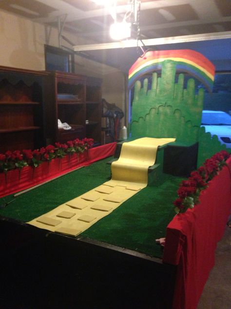 Wizard of oz float Wizard Of Oz Float Ideas Homecoming, Wizard Of Oz Float Ideas, Wizard Of Oz Parade Float Ideas, Wizard Of Oz Homecoming Float, Wizard Of Oz Homecoming Theme, Wizard Of Oz Golf Cart Decorations, Halloween Floats, Wizard Of Oz Golf Cart, Wizard Of Oz Musical Set Design