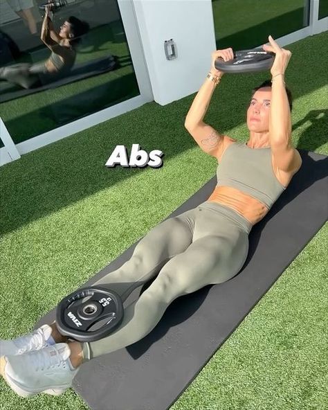 Senada Greca, MBA on Instagram: "Abs Workout with Modifications - this Abs Workout will set your core on fire so make sure to Save and Share with all your besties 👯‍♂️ A defined core starts in the kitchen but gets strengthened in the gym so don’t neglect your core👌 8-12 reps x 4 sets 1. Legs weighted hollow body weighted crunches 2. Plate hold side plank dips 3. Plate lateral hold pike ups 4. Hollow body weighted side to side reaches Wearing ZENTOA Perfect Seamless in Moss 🌱 Iink in BIO" Weighted Crunches, Plank Dips, Side Plank Dips, Fall Workout, Pilates Routine, Side Plank, Abs Workout Routines, Planet Fitness Workout, Back Workout