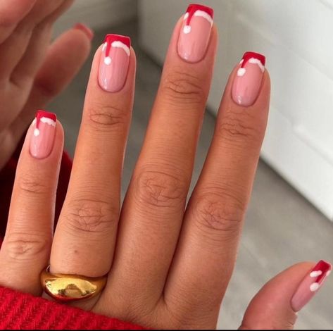 Red christmas nails - santa hat nails Christmas Beach Nails, Christmas Nails For Teens, Santa Hat Nails, Hat French, Teen Nails, Santa Nails, Red Christmas Nails, Cute Simple Nails, Christmas Nails Easy