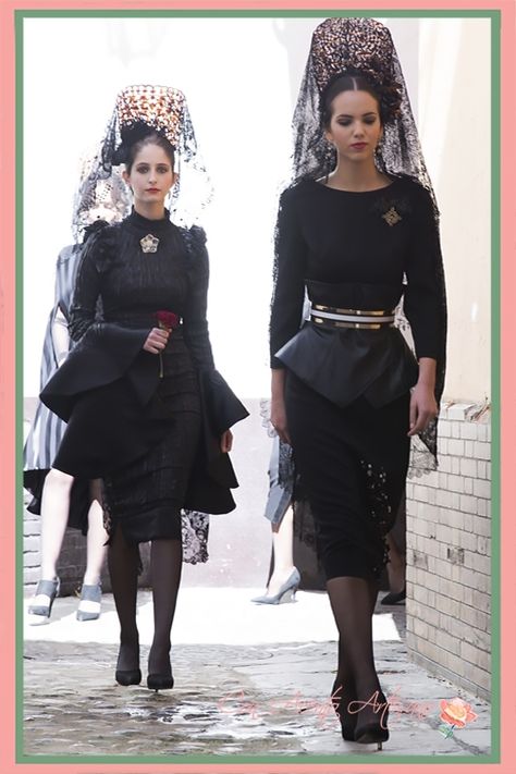 Mantilla Semana Santa, Flamenco Spain, Dramatic Dress, Spanish Mantilla, Dramatic Dresses, Lace Mantilla, Mantilla Veil, Glam Dresses, Spanish Style