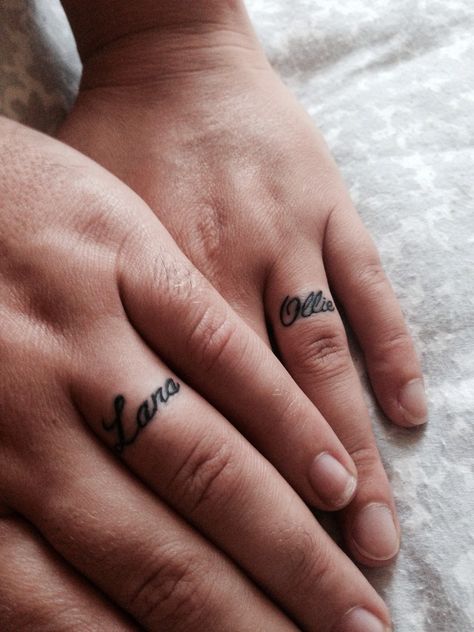 #fingertattoos #matchingtattoos #love Name On Ring Finger Tattoo, Finger Name Tattoo, Ehe Tattoo, Tatoo Ring, Husband Name Tattoos, Wedding Ring Finger Tattoos, Tato Nama, Girl Finger Tattoos, Marriage Tattoos