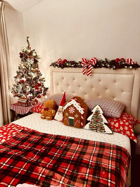 Christmas Bedroom Aesthetic Cozy, Preppy Christmas Room Ideas, Christmas Tree In Bedroom, Aesthetic Christmas Bedroom, Christmas Cozy Aesthetic, Christmas Bedroom Decor Cozy, Cozy Winter Room, Cozy Christmas Bedroom Aesthetic, Christmas Vibes Cozy